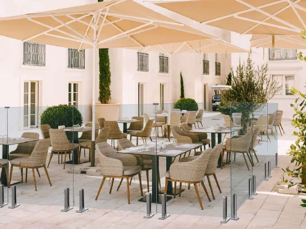 Panorama all-glass windbreak around outdoor café