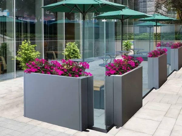 Panorama planter around outdoor eating area